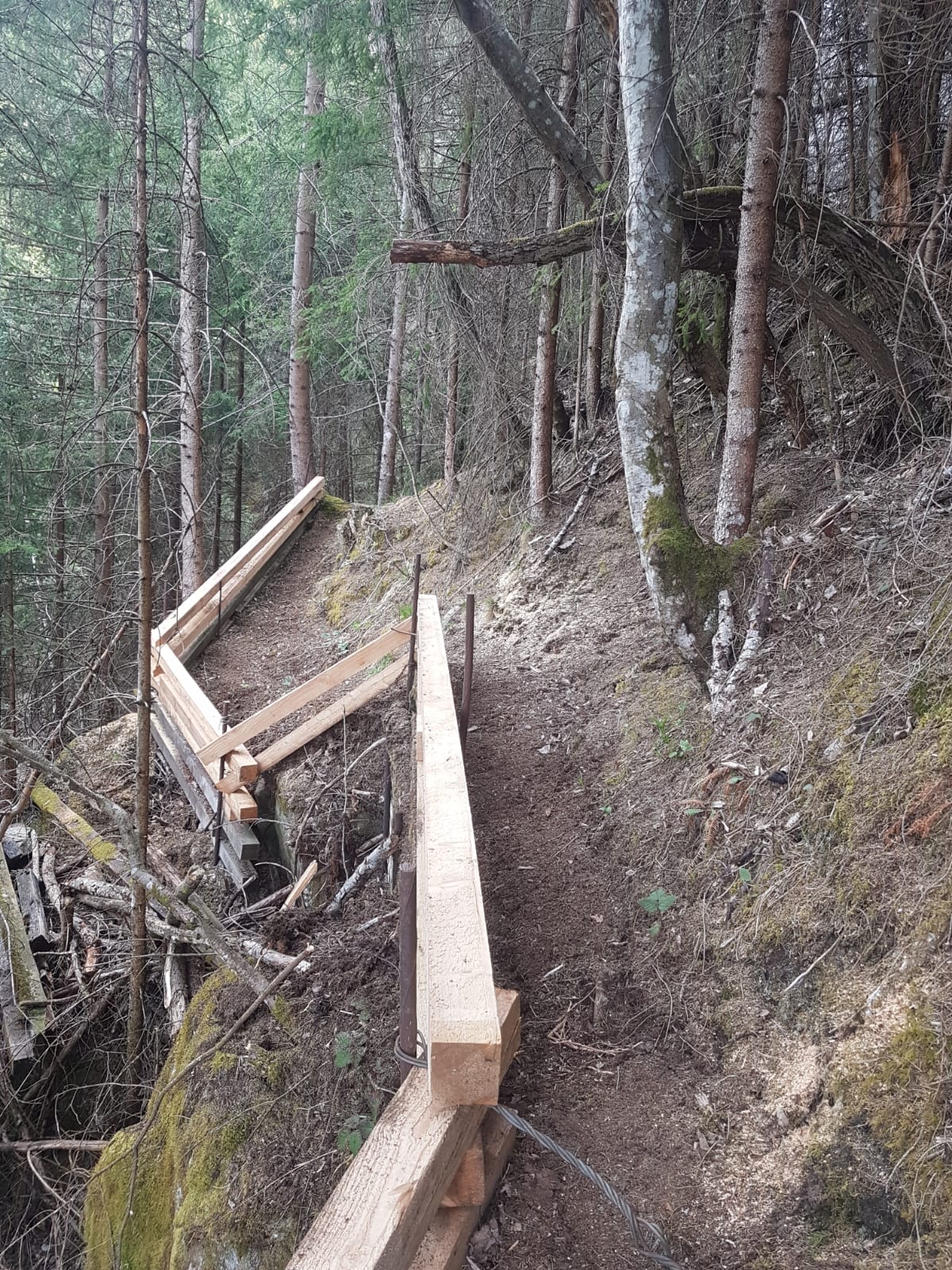 Errichtung eines Geländers für einen Wanderweg an einem Abgrund